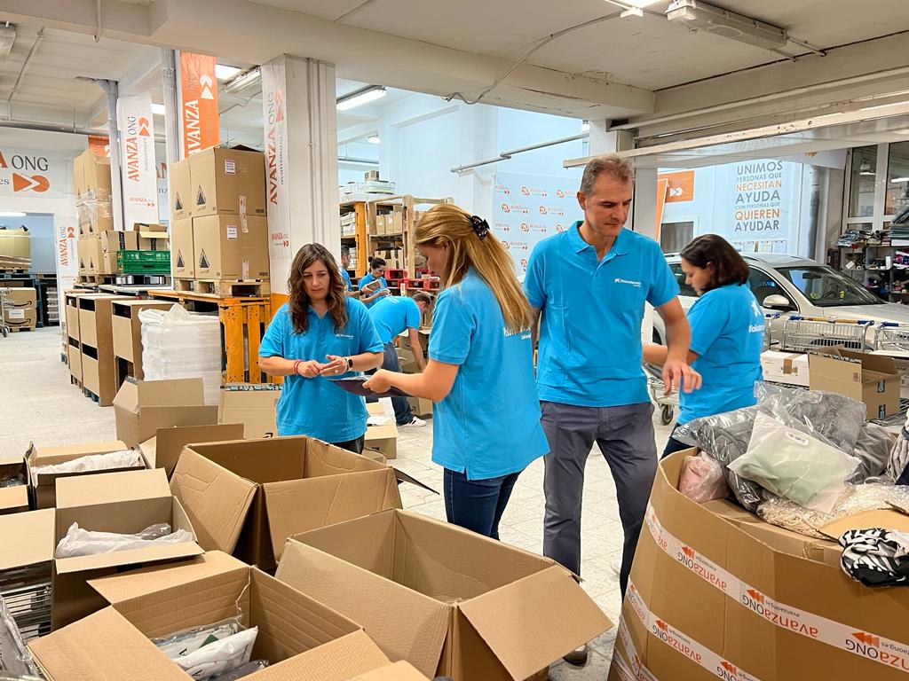 avanza_ong's tweet photo. #VoluntariosdeCaixaBank preparando productos que serán entregados en los próximos días a colectivos desfavorecidos. 
¡Muchas gracias!

#avanzaong #ong #ongmadrid #voluntariado #voluntarios #ayudasocial https://t.co/0ZRraebf6m