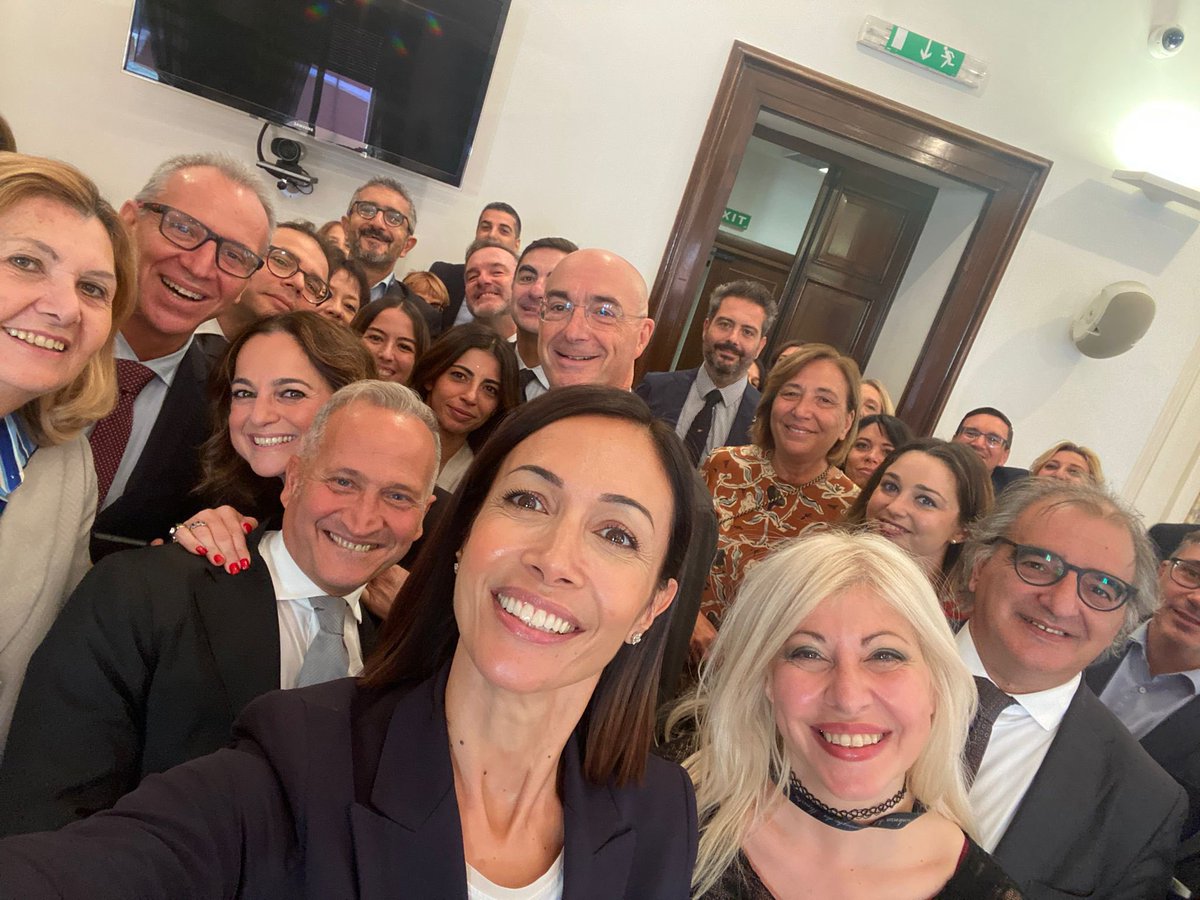 Questa è la meravigliosa squadra che mi ha accompagnato nel lavoro al ministero. Abbiamo raggiunto traguardi importanti per il Sud e le aree più svantaggiate del Paese.
Se ci sono riuscita, è solo grazie a loro.