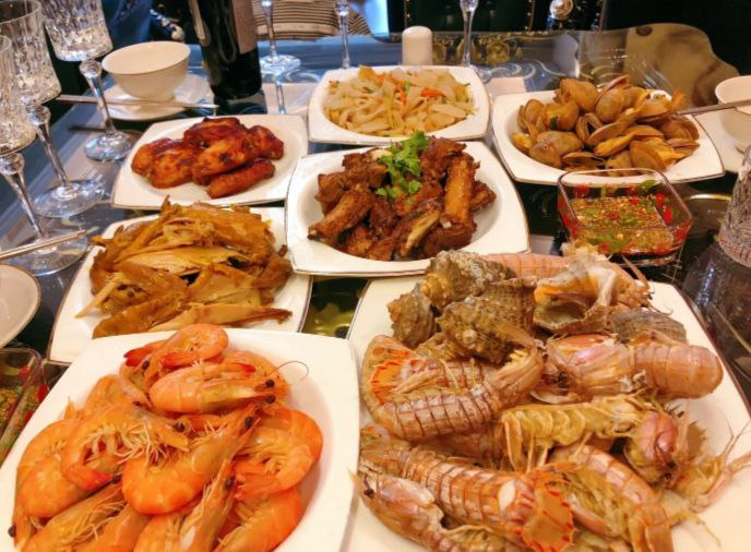 niallsnutty's tweet photo. gathering with friends😋 https://t.co/pWp9Hry4a7