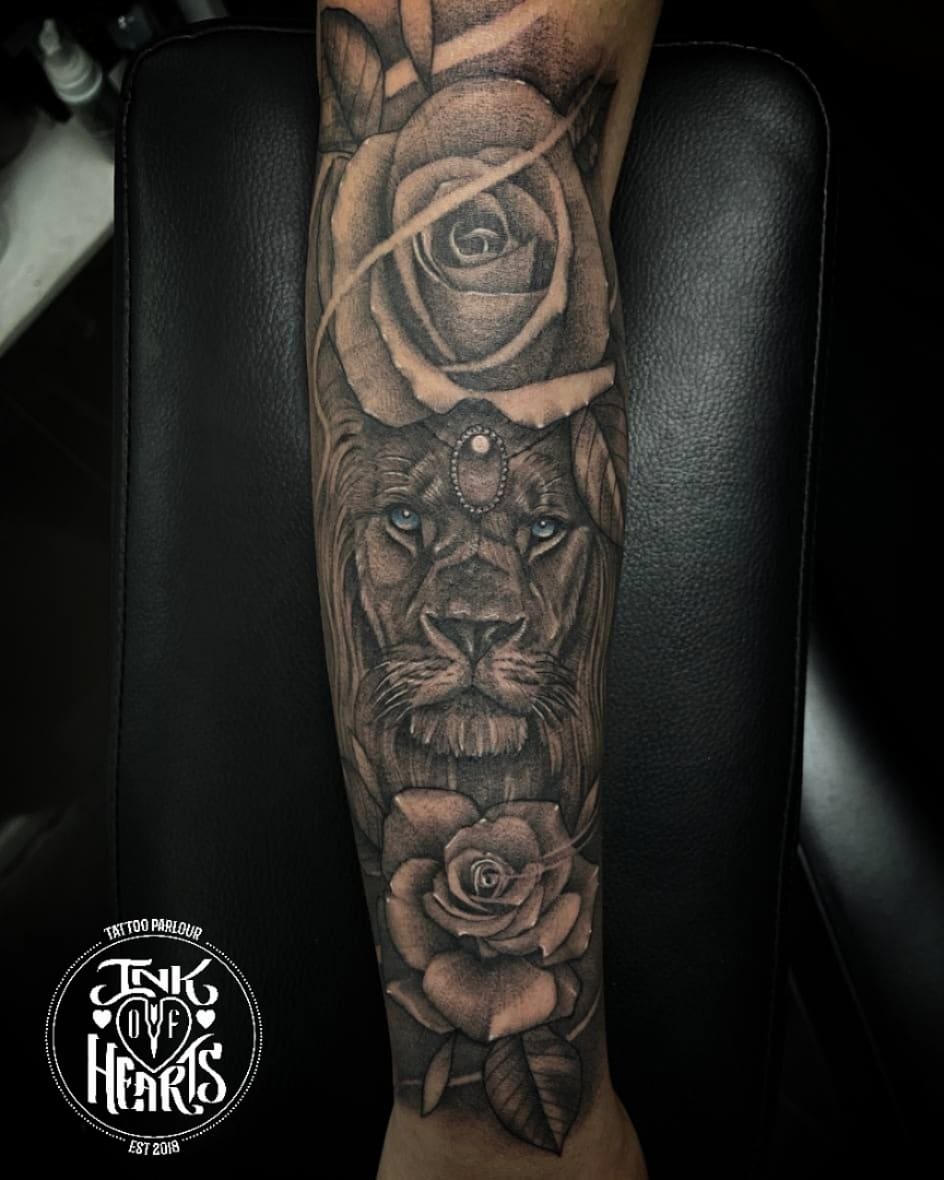 InkOfHearts's tweet photo. Hidden in plain sight ⚫️⚪️🔴

Tattoo and design by #SimonSaysInk

#LionTattoos #RosesTattoo #QuarterSleeveTattoo #IOH #SleeveTattoos #BishopRotary #TattooGoo #SilverbackInk #TattooConventions #InkedMag https://t.co/FhPejg7dsL