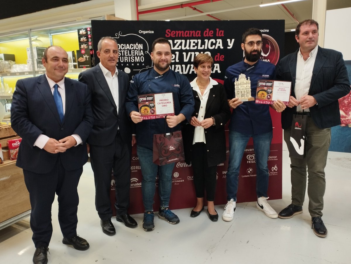 vinosnavarra's tweet photo. ¡Enhorabuena a #BarUlzama! Ganadores del Premio Oro🥇 de la XXI Semana de la Cazuelica y Vino de Navarra. Y enhorabuena a todos los premiados y finalistas. 

Gran maridaje con #BodegaDeLiedena. 🍷

¡¡En la #hosteleriaNavarra hay un nivel muy muy 🔝!! 👏👏👏

#CazuelicaYVino2022 https://t.co/TUzCQjpzNr