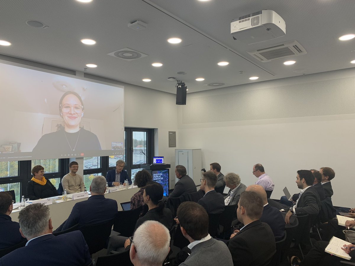 Frischer Wind in der Verwaltung! Der AK Digitalisierung <a href="/staedtetag/">Deutscher Städtetag</a> hat heute auf der <a href="/SmartCountryCon/">Smart Country Convention</a> mit <a href="/DigitalServBund/">DigitalService</a> über Fellowships und die Möglichkeiten für Kommunen diskutiert - tolle Einblicke! #SCCON22 #DigitaleStadt