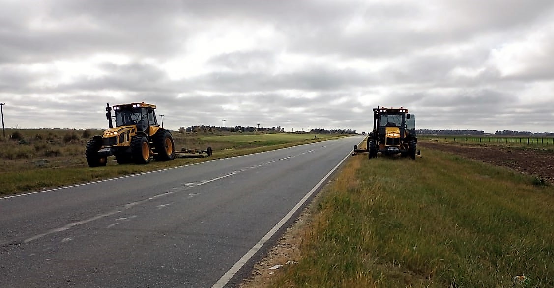 CarinaLambrecht's tweet photo. 🚜Trabajos de corte de pastos y mantenimiento de zona de camino en #RN228 entre #TresArroyos y #Necochea
#Conservación
#PrimeroLaGente
#VialidadNacional90Años
@gtrankels https://t.co/EZ9wp0pBGA