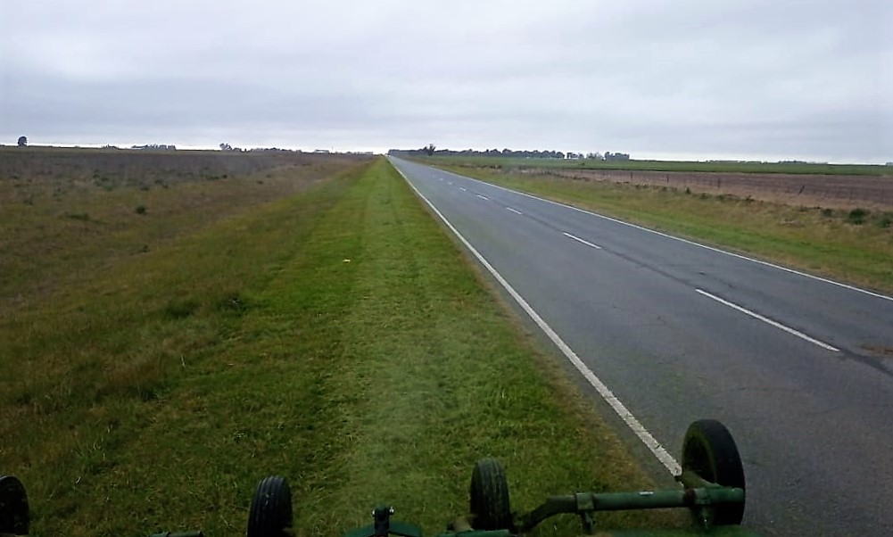 CarinaLambrecht's tweet photo. 🚜Trabajos de corte de pastos y mantenimiento de zona de camino en #RN228 entre #TresArroyos y #Necochea
#Conservación
#PrimeroLaGente
#VialidadNacional90Años
@gtrankels https://t.co/EZ9wp0pBGA