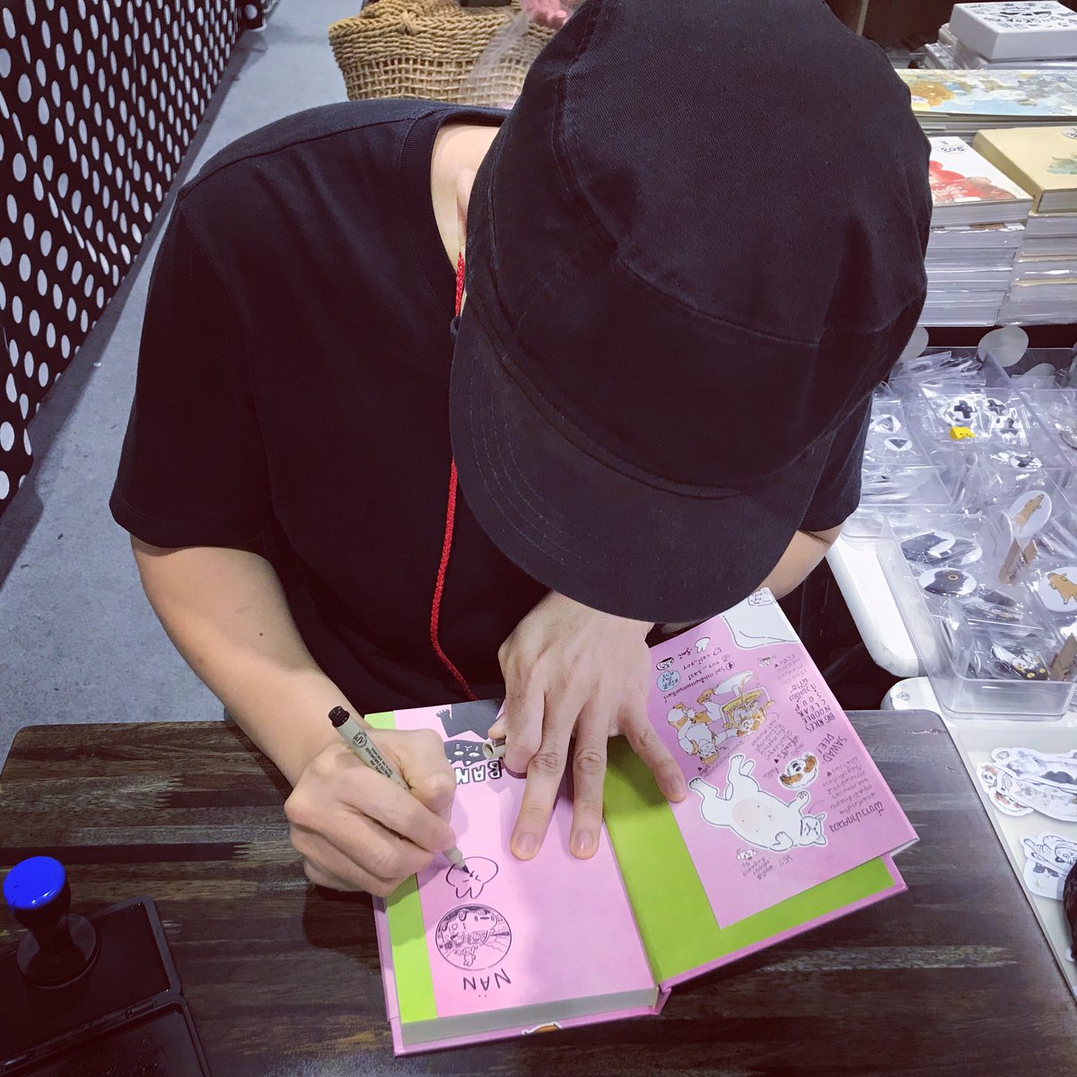 chanan49's tweet photo. เรื่องห้ามพลาดเมื่อมางานหนังสือ 😊                    @sasi_yoy https://t.co/LbI5FsMieN