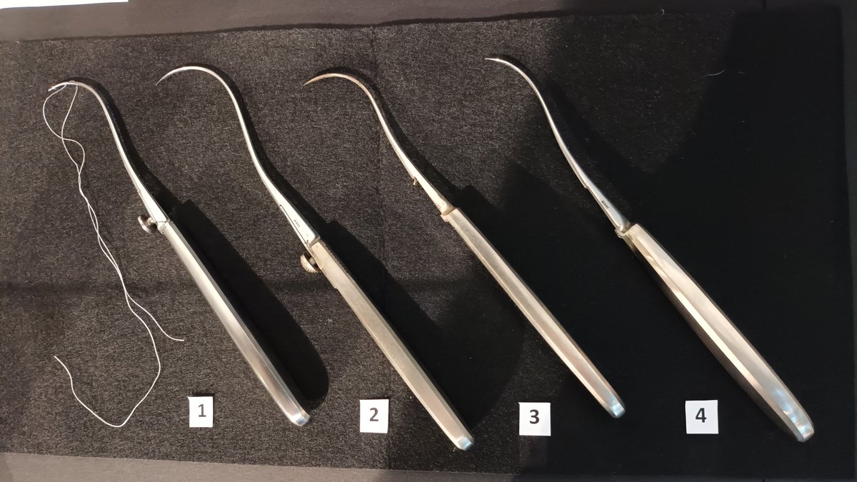 PRUVOSTFrdric2's tweet photo. Une nouvelle vitrine au Musée de la coutellerie: focus sur l'aiguille de Reverdin. 
Aiguille à suturer révolutionnaire mise au point par J-L Reverdin en 1879, le musée en conserve plusieurs modèles. 
Une vitrine dédiée et un livret d'accompagnement en expliquent le fonctionnement https://t.co/Jxbczy4ZhI