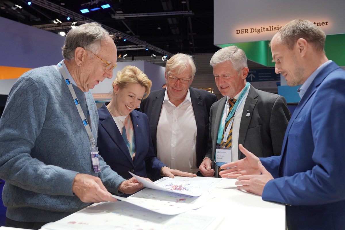 Esri_de's tweet photo. Franziska Giffey, regierende Bürgermeisterin von Berlin und Dr. Ralf Kleindiek, Chief Digital Officer des Landes Berlin und Staatssekretär für Digitales und Verwaltungsmodernisierung, @Esri Gründer @jackdangermond am Messestand der @SmartCountryCon.

#SCCON22 #gis #digitaltwin https://t.co/FgriJ6S5Du