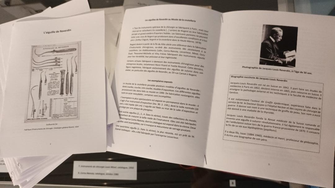 PRUVOSTFrdric2's tweet photo. Une nouvelle vitrine au Musée de la coutellerie: focus sur l'aiguille de Reverdin. 
Aiguille à suturer révolutionnaire mise au point par J-L Reverdin en 1879, le musée en conserve plusieurs modèles. 
Une vitrine dédiée et un livret d'accompagnement en expliquent le fonctionnement https://t.co/Jxbczy4ZhI
