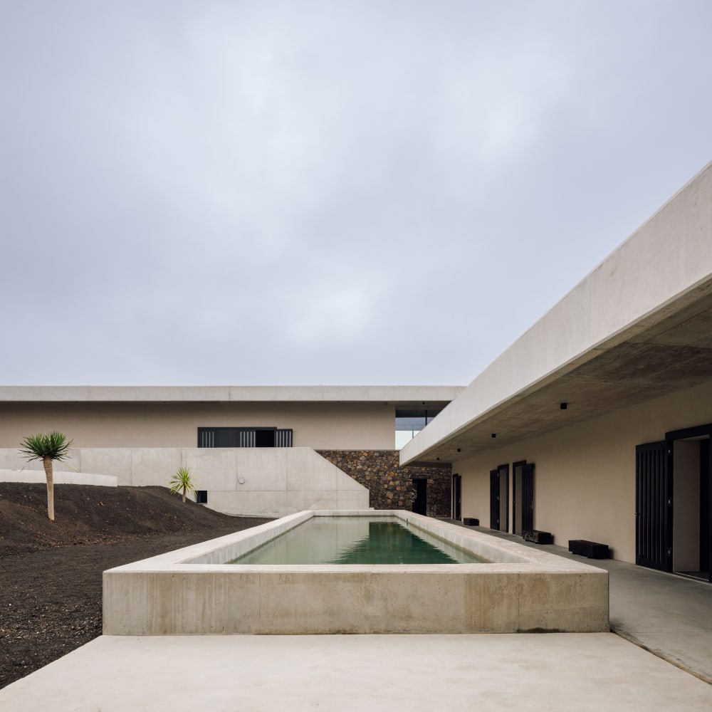 divisare_'s tweet photo. SAMI by ARQUITECTOS, DRDH ARCHITECTS
AZORES WINE COMPANY WINERY
Photos by: FRANCISCO NOGUEIRA
@drdharchitects
@francisconogueira
To see more: https://t.co/d0rxzOdcXi
#buildinginlandscape #fountains #architecture #reflectingpools #stonefacades #stonewalls https://t.co/8cWhbAcR1A