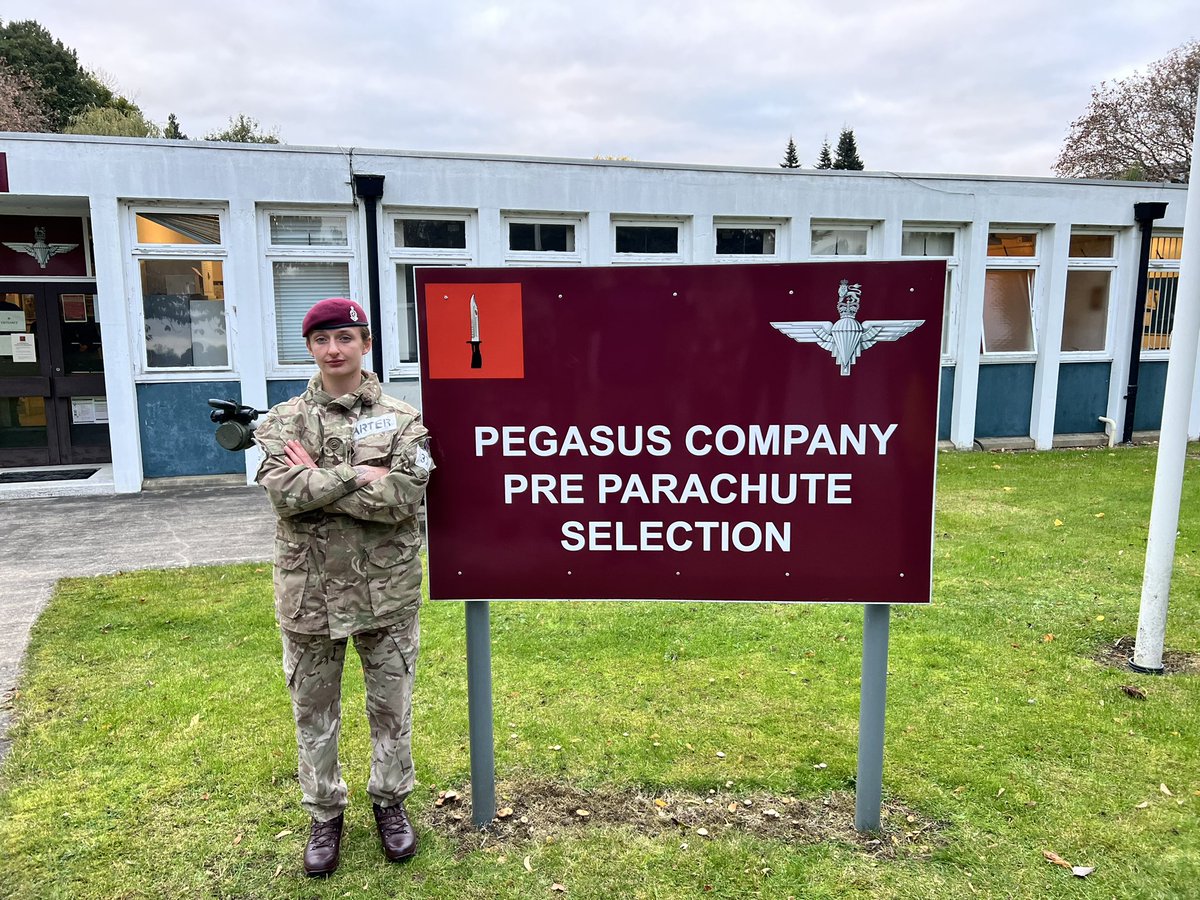 Foxy2Para's tweet photo. Pte Carter of @AirborneMedics was among those that were awarded a maroon beret yesterday. 

Braking glass ceilings as the first Female OR to pass the course. 

👏🏼👏🏼👏🏼 https://t.co/k5S0tcDcW9