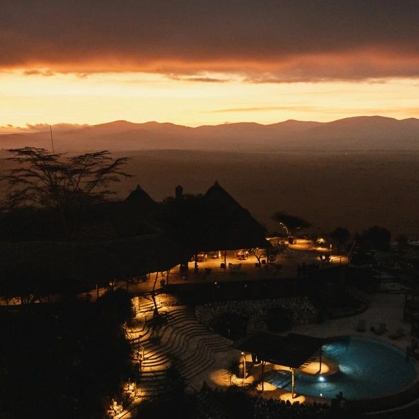 Our unique positioning ensures that each sunrise is one to remember. From the moment the darkness starts to give way to light, our surroundings become bathed in wonderfully orange light. Bookings: reservations@lionsblufflodge.com lionsblufflodge.com #LionsBluffLodge #Lumo