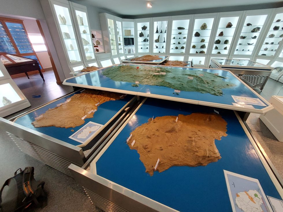 EfgInfo's tweet image. 📣New in the #EFGeoBlog: &quot;Terceira: A Geological Marvel in the middle of the Atlantic&quot;  
The #Azores is a unique group of islands filled with a number of geological curiosities. Learn more about #AlgardoCarvão &amp;amp; the Volcanospeleologic Museum on #Terceira: bit.ly/3T4fAdj