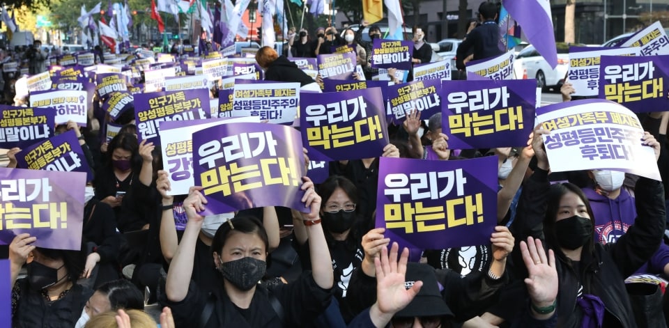 gppacnea's tweet photo. Together with 180 other #civilsociety organisations, our member #WomenMakingPeace @wmpkorea co-hosted a protest in #Seoul against the Yoon administration's proposed abolition of Korea's Gender Equality Ministry: "Regression of #genderequality and #democracy, we will prevent!" https://t.co/YhQhxlrzz5