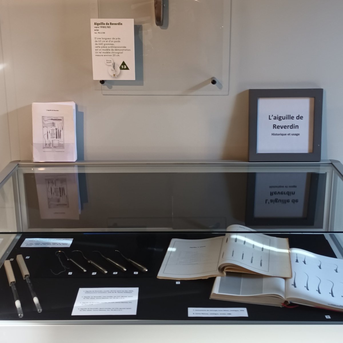 PRUVOSTFrdric2's tweet photo. Une nouvelle vitrine au Musée de la coutellerie: focus sur l'aiguille de Reverdin. 
Aiguille à suturer révolutionnaire mise au point par J-L Reverdin en 1879, le musée en conserve plusieurs modèles. 
Une vitrine dédiée et un livret d'accompagnement en expliquent le fonctionnement https://t.co/Jxbczy4ZhI