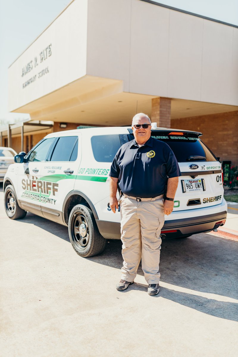 VBSDPointers's tweet photo. In addition to @vanburenpd, VBSD also partners with the Crawford County Sheriff's Dept. for our School Resource Officer (SRO) program. Ofc. Robin Kuykendall serves as the @TatetigersVB SRO. We appreciate him & all he does for VBSD! #PointerPride #PointerPolice #SafeSchoolsWeek https://t.co/EjBZawtkUG