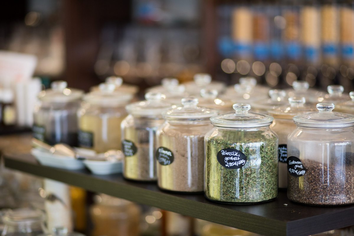 ReLondon_UK's tweet photo. Do #supermarkets and #retail stores need to do more to make #refill, #plasticfree and #packagingfree options more accessible? Read our latest insight note exploring London's growing range of #grocery solutions: https://t.co/blutYp07Lx 
#RecycleWeek https://t.co/5QOmc1DcxP