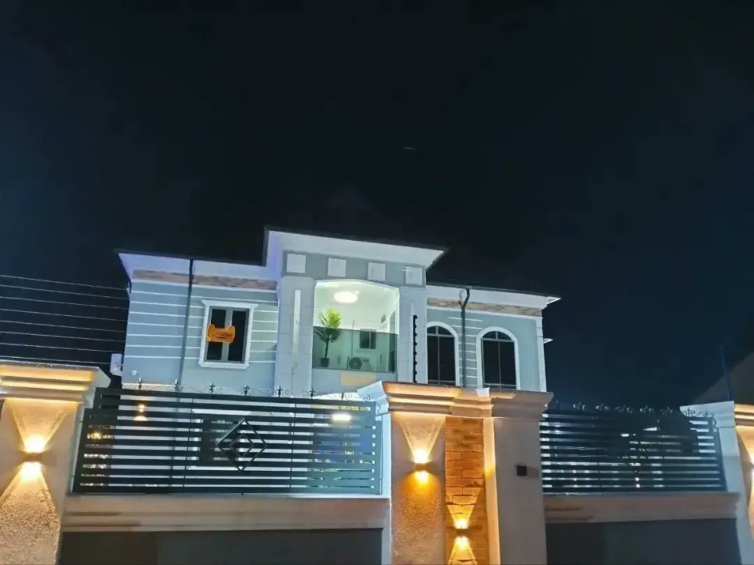 bakerind_'s tweet photo. Do you need help locating Bakerverse Suites from where you are? 
Find your way to Oluku junction along Benin-Akure Road. The hotel is the 3rd street by the right, after the bridge, off Odiase Street.
Location: 3 Erimionren Close, off Osamagioghomwenwi Street, Orai, Benin City. https://t.co/i8lw9sOcMK