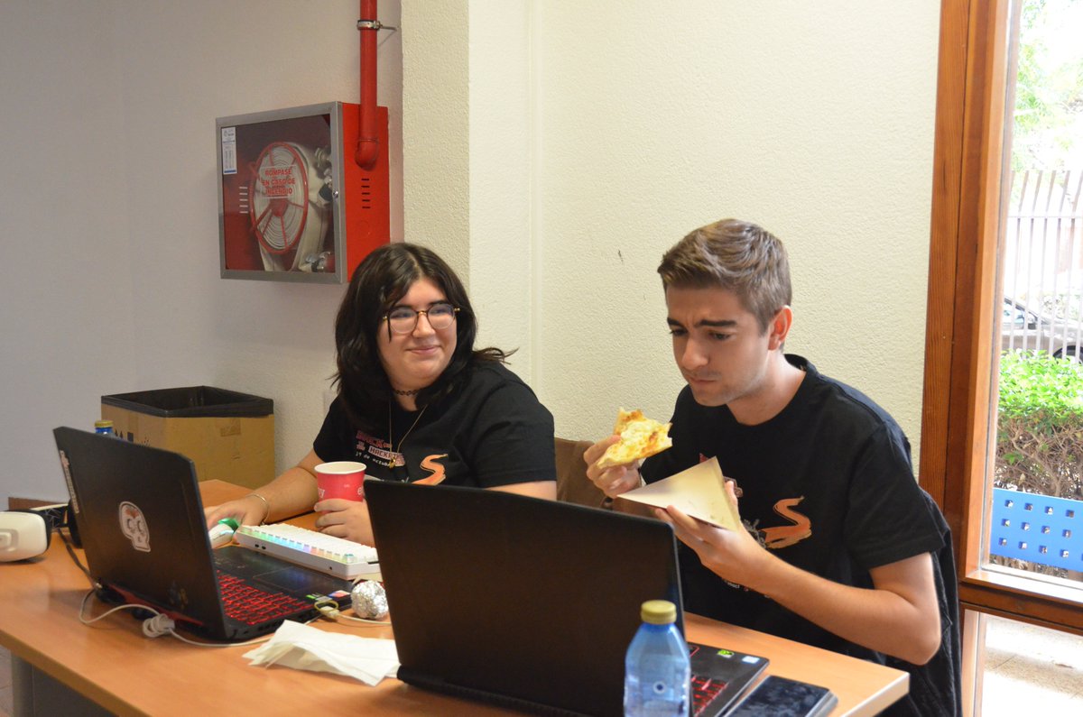 esiuclm's tweet photo. ... y llegaron las pizzas 🍕 #hackathonesi2022 @hackathonESI https://t.co/KP7TMUzjvz