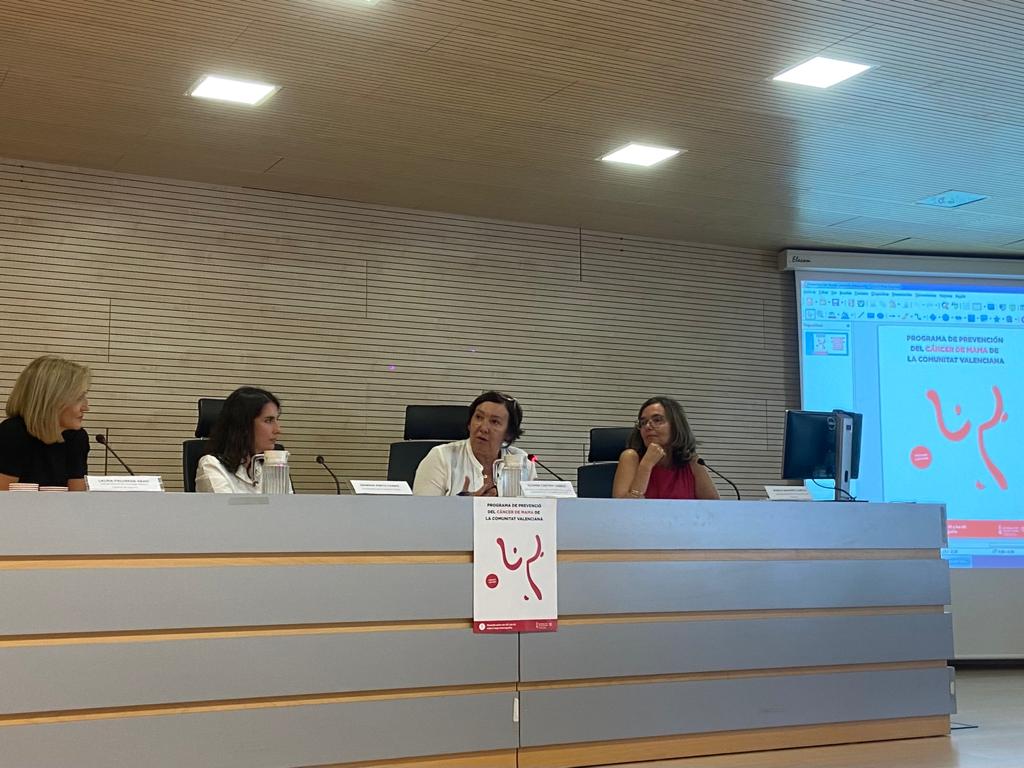 🗣️ Marina Pinto pone énfasis en "la importancia del avance de la nueva evidencia cientifica: ahora usamos una herramienta que simula el impacto de diferentes escenarios de cribado con los datos del programa; esta unión supone una mejora continua"
