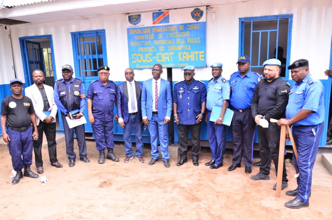 MonuscoPolice's tweet photo. Dans le cadre de la poursuite de l’exécution du plan de transition,la Composante Police MONUSCO,a procédé,le 19 octobre 2022,à la remise de dix conteneurs aménagés en bureaux aux sous-commissariats,cérémonie présidée par L’adjoint Chef de la Composante Police Monusco et le Maire https://t.co/ULJrrxKjAd