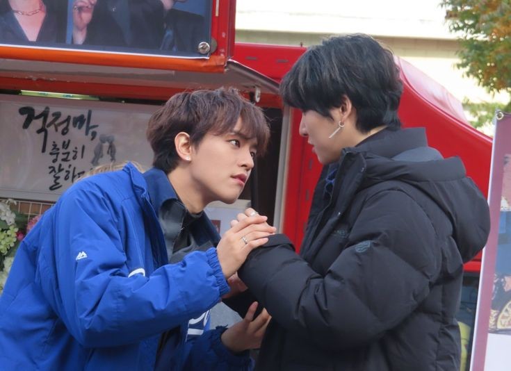 ateezsempire's tweet photo. This eye contact made my heart💞💓💕💖💝💘❤️🔥❤
#ONEUS #Ravn #ONEUSOT6 #Oneusot6 #Seoho #RBWProtectONEUS https://t.co/Vde1MiplRS