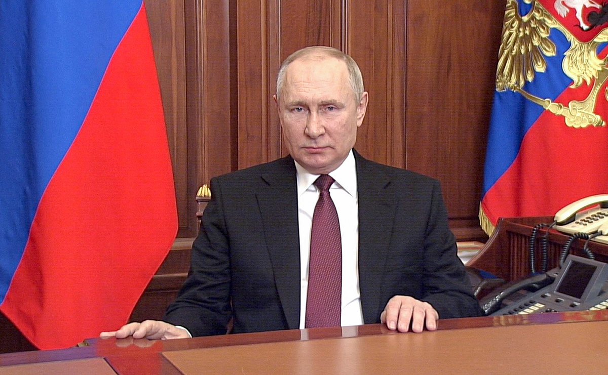 televizeseznam's tweet photo. ‼️ Vůdce ruských teroristů Vladimir Putin vyhlásil stanné právo ve čtyřech ukrajinských oblastech, které se Moskva pokouší anektovat. https://t.co/LLYevHUyqM