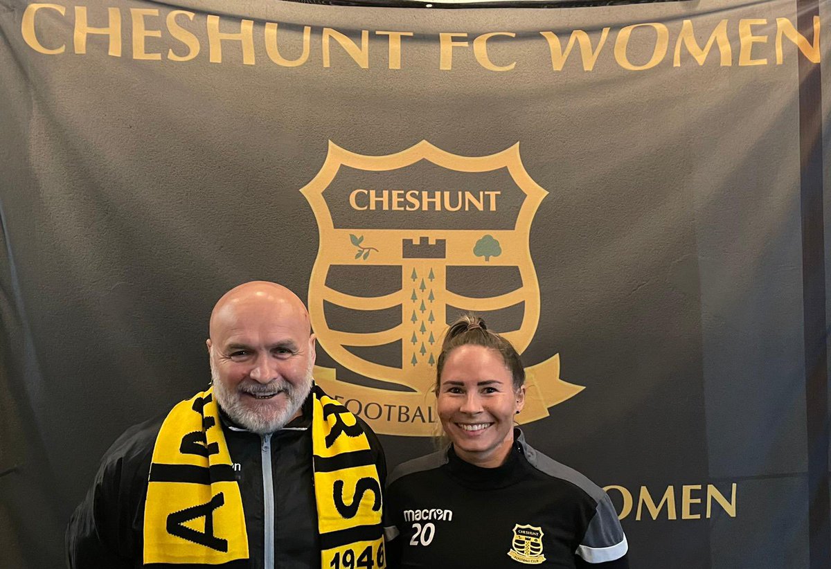 Reunited 3 years later 🧡🖤

Welcome to the club Big G - The coaching staff &amp; players are lucky to have you <a href="/GraemeS34723901/">Graeme Smith</a> 

Let’s get this season finally off the ground then <a href="/LeoG_89/">Leo G</a> &amp; @JonHertsV 

@Cheshuntfcwomen #Amberettes