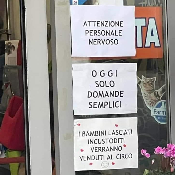 Comune_Bastione's tweet image. 🎪 I BAMBINI INCUSTODITI VERRANNO VENDUTI AL CIRCO 🎪

Provocazioni quelle lanciate stamane dalla #Tabaccheria “da Renato”, che ha deciso di affiggere dei #cartelli, verso la sua clientela.

“Oggi mi son svegliato #nervoso, quindi la gente non mi deve rompere!” sbotta Renato.