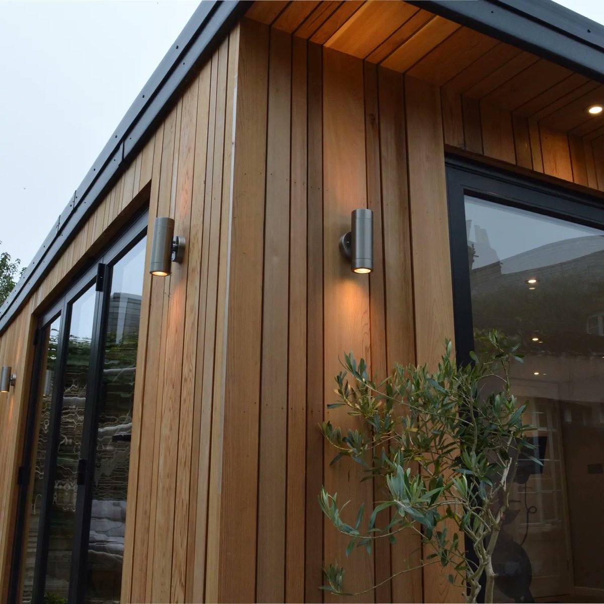 Real timber cladding offers an organic and beautiful façade to any #gardenroom. 

With durability of up to 100 years, we offer four types of timber; oak, larch, cedar and lunawood. 

Visit our website to find out more about our real #timbercladding: buff.ly/3aoXBd9