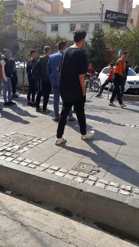 pouriazeraati's tweet photo. ساعتی پیش، تهران، جنت آباد جنوبی

مردم شعار م��‌دادن، مزدورها از مسجد چهارباغ گاز اشک‌آور زدن

#مهسا_امینی https://t.co/3M6MAxrcNM