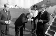 ali__namvar's tweet photo. کدوم رهبر و فرماندهی رو سراغ دارید اینجوری دست به سینه جلوی مردم حاظر بشه ، نهایت احترام به حاظرین ، بدون ذره‌ای غرور و تکبر
.
.
.
این چند ثانیه رو در مقابل یه چشمه از رفتار پهلوی خائن در قبال مردم هم ملاحظه کنید .
@khamenei_ir
#اللهم_عجل_لوليك_الفرج
#لبیک_یا_خامنه‌ای https://t.co/j3ZkVlmBD8