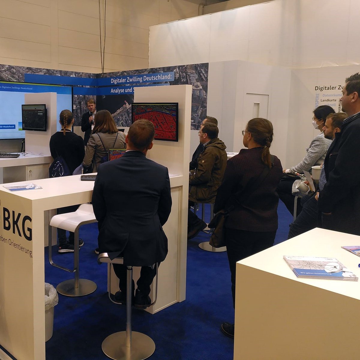 GDI_DE's tweet photo. Tag 2 der #INTERGEO22 – einige Eindrücke vom #GDI_DE Messe-Stand in 👉Halle 1 | Stand E1.038👈.
Hier während des Vortrags "#Datenräume, eine Perspektive für die GDI-DE" mit Andreas von Dömming.
#GDI_DE #geoportal @BKG_Bund https://t.co/OsLRX7TTzX