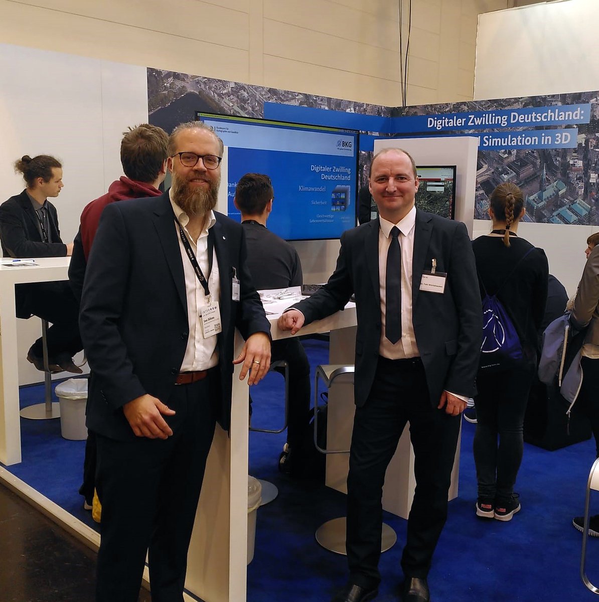 GDI_DE's tweet photo. Tag 2 der #INTERGEO22 – einige Eindrücke vom #GDI_DE Messe-Stand in 👉Halle 1 | Stand E1.038👈.
Hier während des Vortrags "#Datenräume, eine Perspektive für die GDI-DE" mit Andreas von Dömming.
#GDI_DE #geoportal @BKG_Bund https://t.co/OsLRX7TTzX