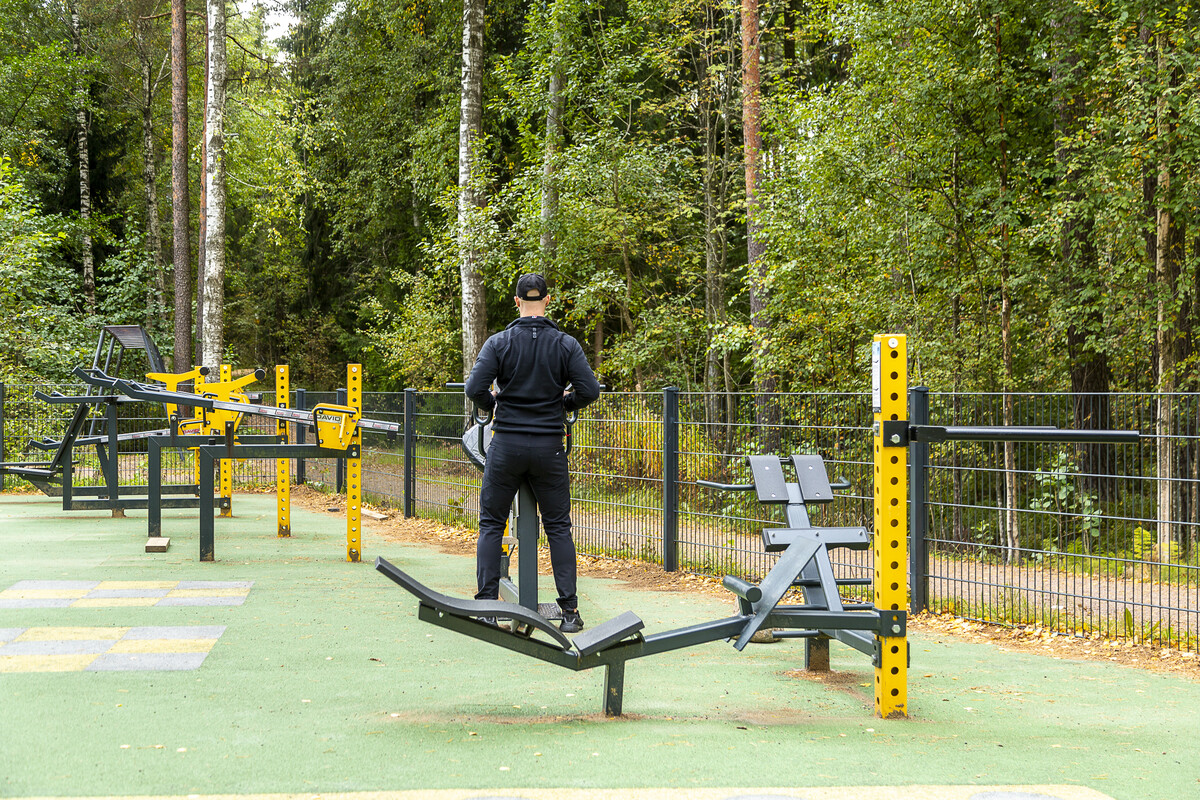 Uusimme ulkokuntosaleja syksyn aikana Herttoniemessä, Kannelmäessä, Laajasalossa ja Vesalassa. 🏋️ Rakennustyöt valmistuvat vuoden loppuun mennessä. PS. Kuvan ulkokuntosali ei liity tapaukseen. hel.fi/fi/uutiset/ulk… #Helsinki Kuva: Maarit Hohteri