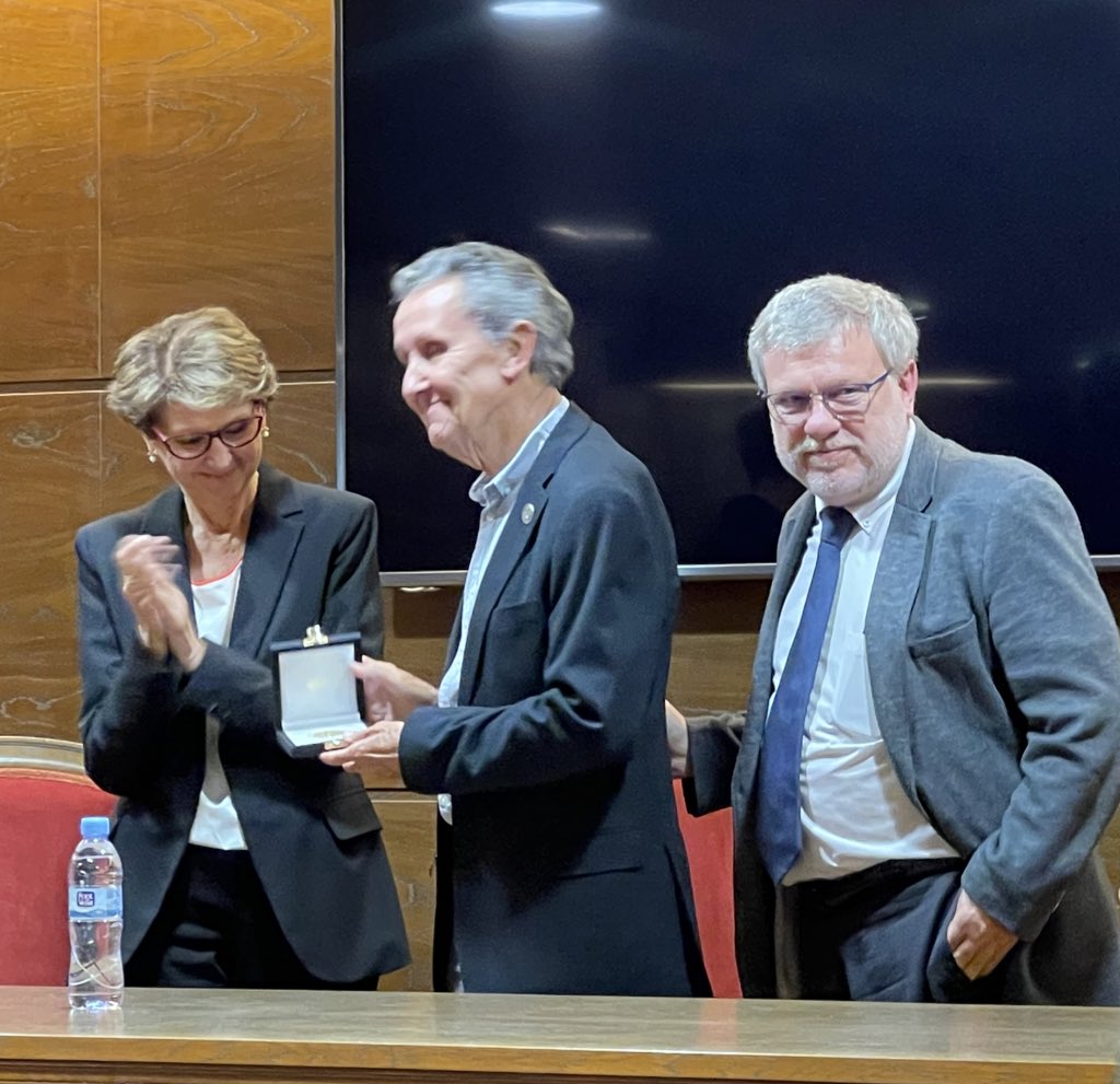 xescamunar's tweet photo. @anest_vhebron Estem molt orgullosos de que el Dr. Carles Hervás, un dels nostres grans anestesiòlegs pediatrics i historiador, hagi rebut la Medalla d’Or de la SCARTD @SCARTD_ACM https://t.co/f7p5KXxM8n