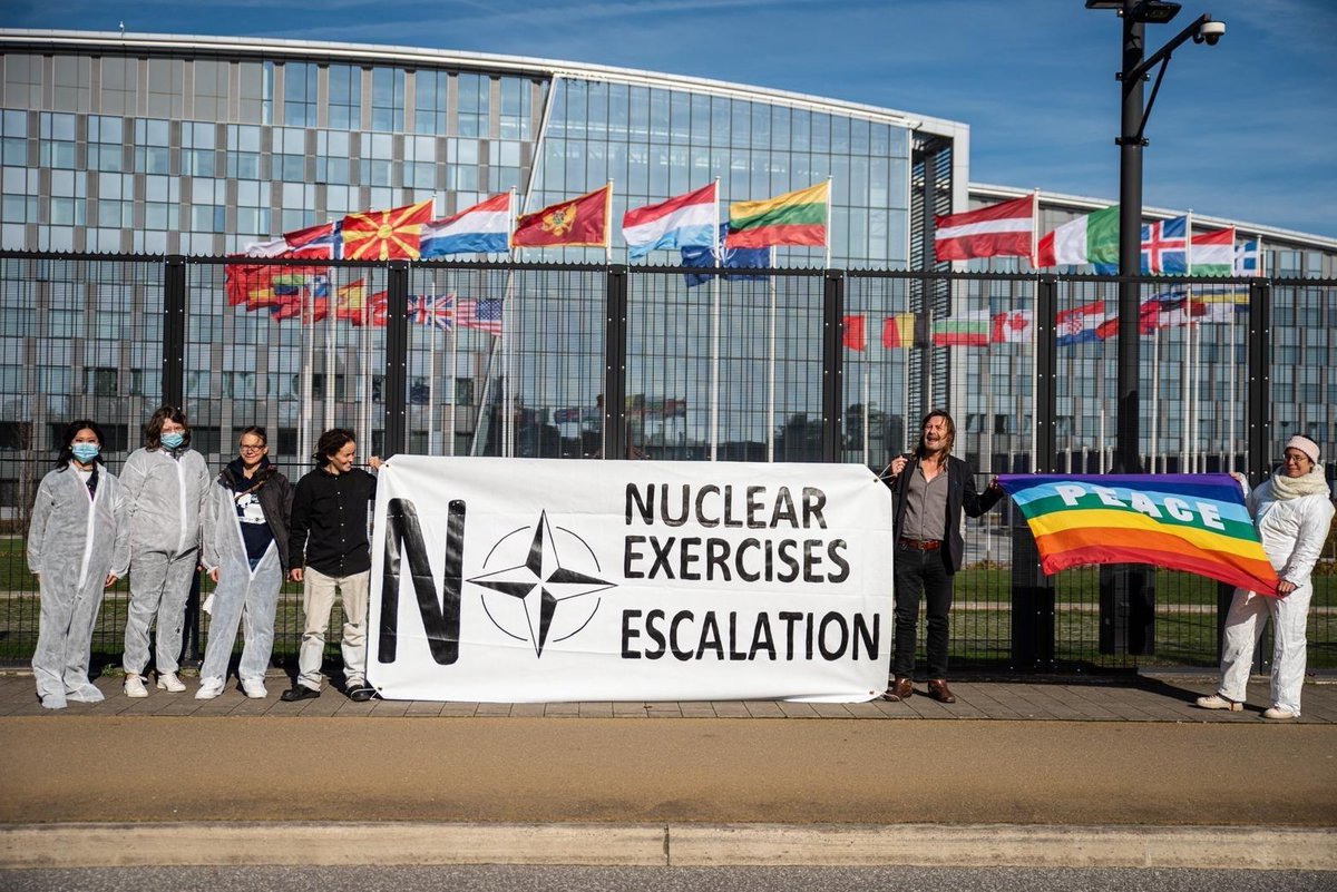 Powerful action by @VredeVZW at the @NATO headquarters in Brussels🇧🇪 to express their outrage at the ongoing nuclear exercise! Given the recent nuclear threats and international tensions @NATO is being irresponsible and increasing the risk of nuclear war!➡️vrede.be/en/news/no-nuc…