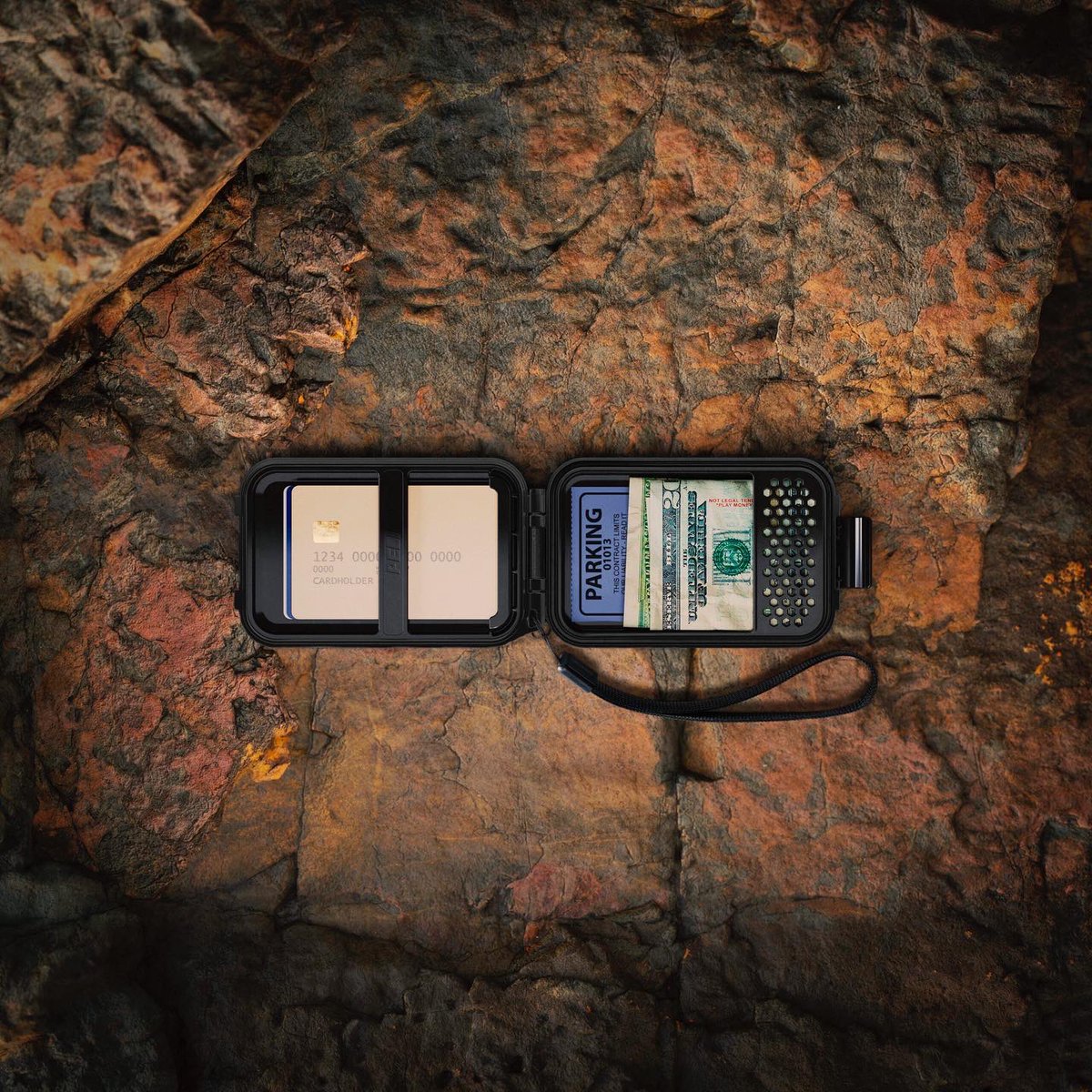 protectcasesire's tweet photo. The new Peli G5 Personal Utility Wallet is the ultimate every day carry wallet. 
•Aircraft grade aluminium RFID-blocking shell
•Crushproof &amp; Waterproof
•Interior elastomeric strap and mesh organiser
•Stainless steel hinge pins
•Lifetime guarantee

#PeliCase #PeliWallet https://t.co/knaMY0UEqz