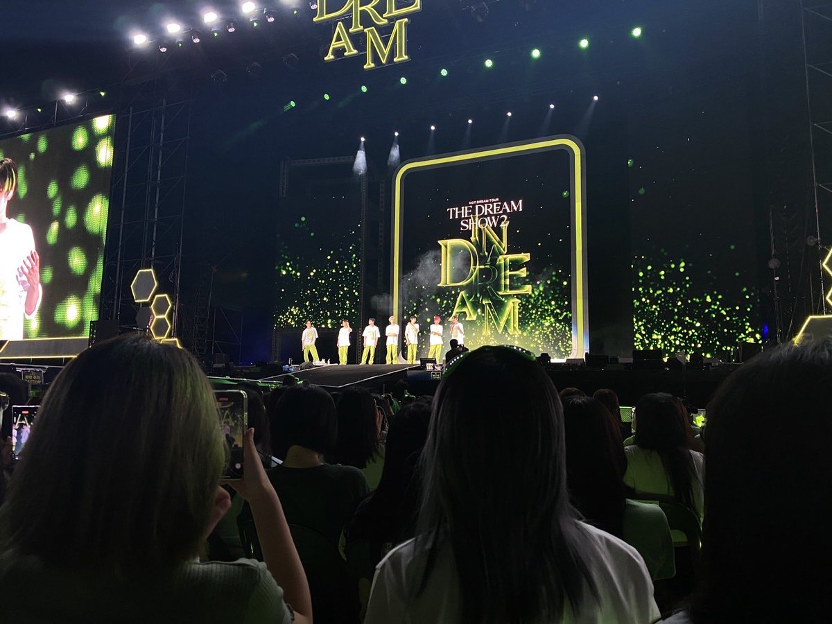 เทียบคอนที่ไทย กับ เกาหลีให้ดู

ถือมือถือ และแท่งไฟไม่เกินหัว
บางคนใช้ที่หนีบผมหนีบรวบผม
อยากดูเป็นพสเกาหลีทำตามเลยค่า~