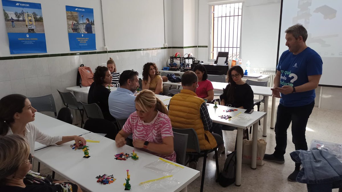 cadegranada's tweet photo. 🧩 Taller de #LegoSeriusPlay para Docentes, como herramienta de apoyo al emprendimiento
🗣 impartido por @JuandeTrujillos de @aemprende 
📍 En las III Jornadas de Emprendimiento @AMSanCristobal https://t.co/4NKX5T9i9n