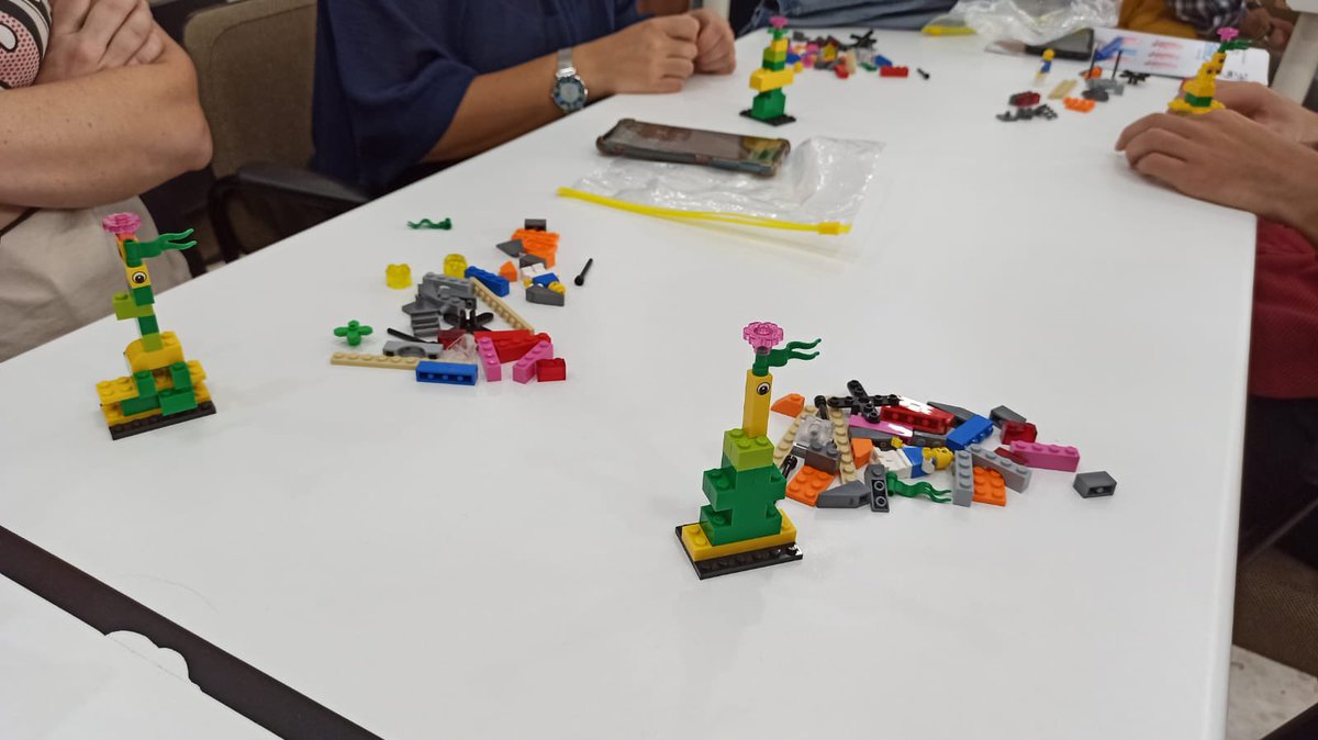 cadegranada's tweet photo. 🧩 Taller de #LegoSeriusPlay para Docentes, como herramienta de apoyo al emprendimiento
🗣 impartido por @JuandeTrujillos de @aemprende 
📍 En las III Jornadas de Emprendimiento @AMSanCristobal https://t.co/4NKX5T9i9n