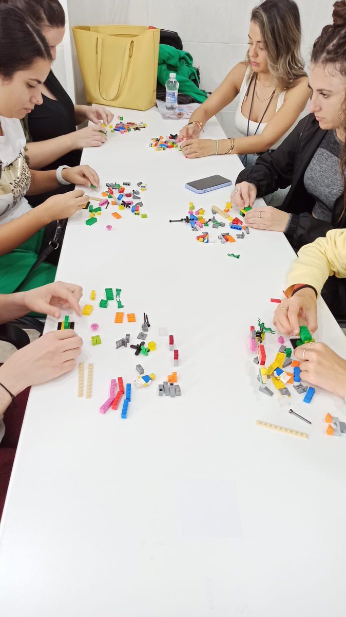 cadegranada's tweet photo. 🧩 Taller de #LegoSeriusPlay para Docentes, como herramienta de apoyo al emprendimiento
🗣 impartido por @JuandeTrujillos de @aemprende 
📍 En las III Jornadas de Emprendimiento @AMSanCristobal https://t.co/4NKX5T9i9n