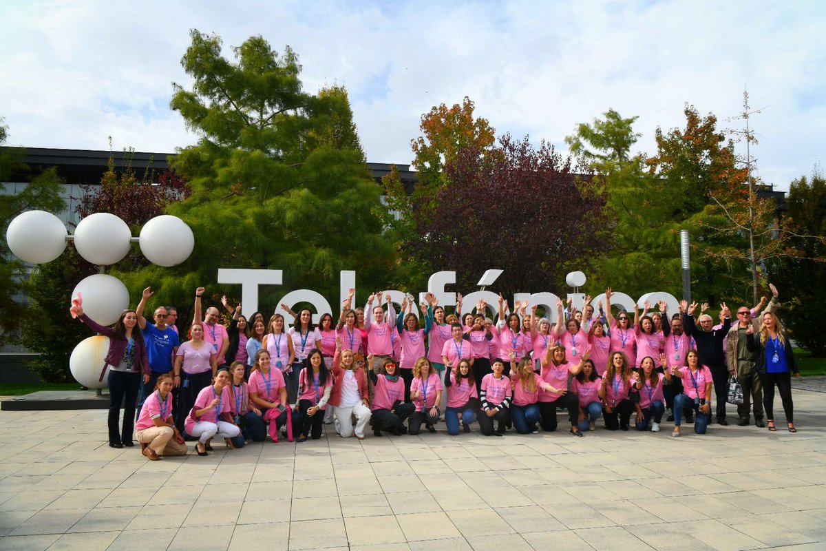 “Hoy nos vestimos de rosa para apoyar el cáncer de mama en <a href="/Telefonica/">Telefónica</a>”
#MareaRosa #ElRosaEsMásQueUnColor #DíaContraElCáncerDeMama