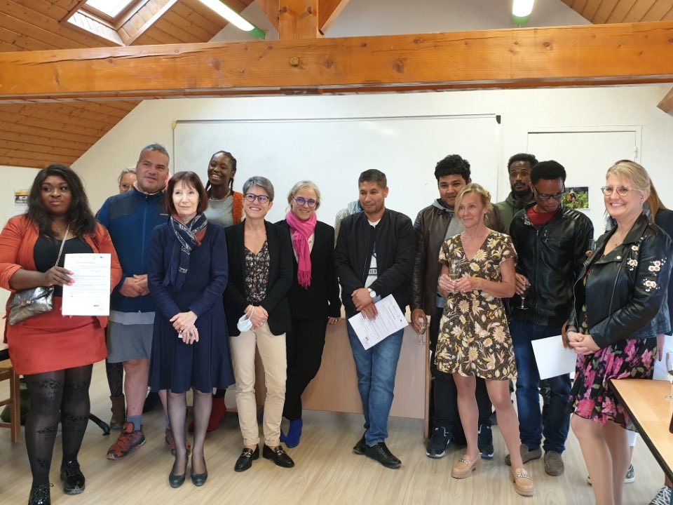 Prefet21_BFC's tweet photo. #semainedelintegration Myriel Porteous, sous-préfète de Beaune, a participé ce matin à la MFR de Grandchamp à Ruffey-lès-Beaune, à la remise des attestations de fin de préparation opérationnelle à l'emploi collective à 6 bénéficiaires d'une protection internationale ⤵️ https://t.co/vD1Zg0r7EZ