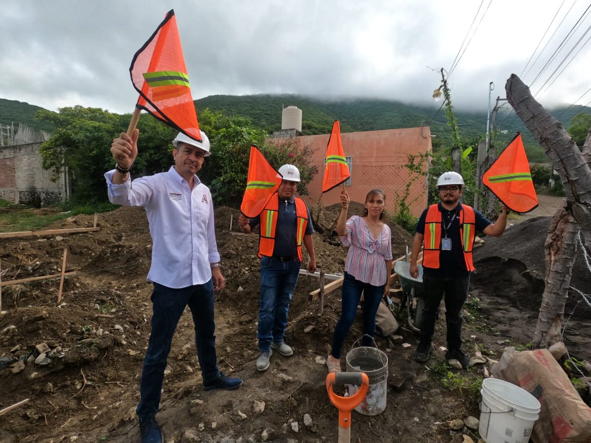 ArturoPFlores1's tweet photo. ¡ÉCHALE A TU CASA!
Con gran estusiasmo entregamos en #Jojutla y #Tlaquiltenango los dos primeros apoyos financieros para que familias construyan sus casas.

¡Mi enorme reconocimiento a la @echalemex por estos financiamientos que cambian la vida!

#ResultadosSinCorrupción https://t.co/3ckzbjHaih