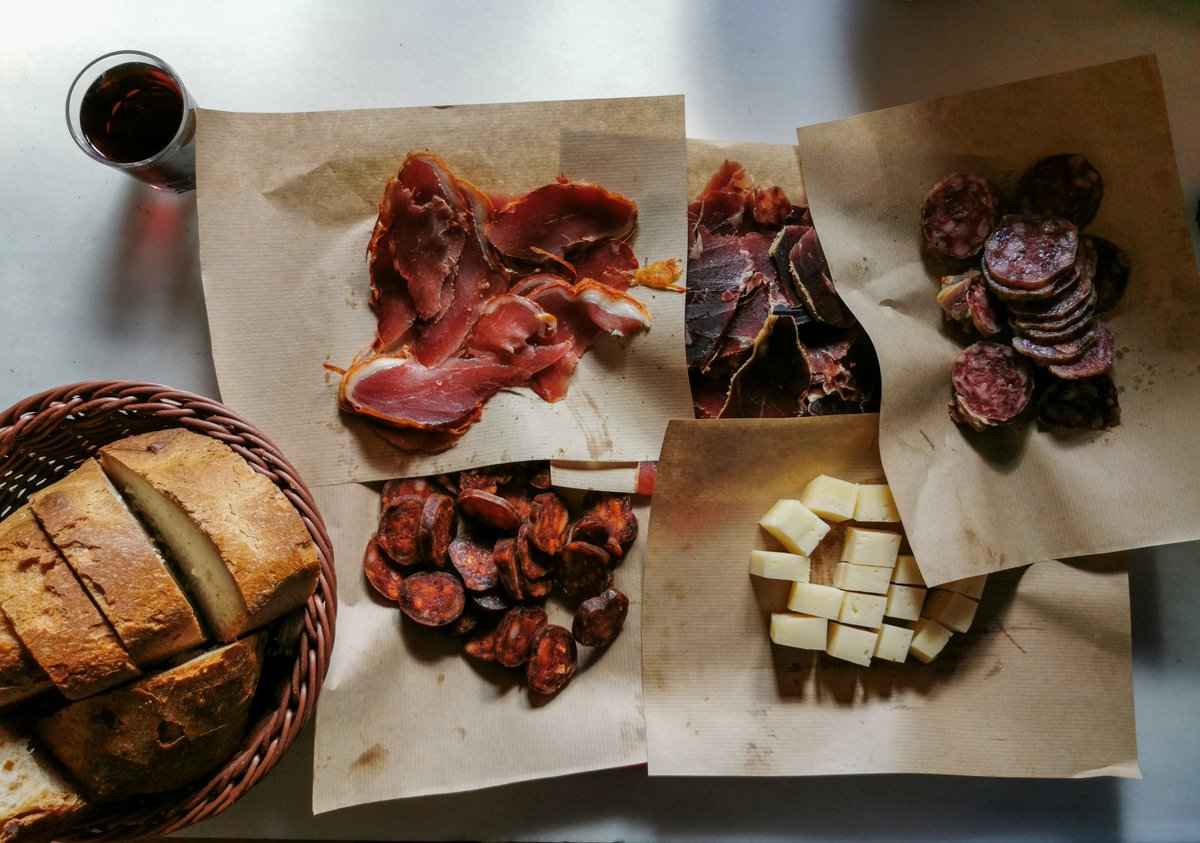 esloquehay_leon's tweet photo. Parada en la casa de #comidas #ElMaragato #Busdongo #León #embutidos #quesos #productos de la #tierra #gastronomia. https://t.co/1pu8iQUtjQ