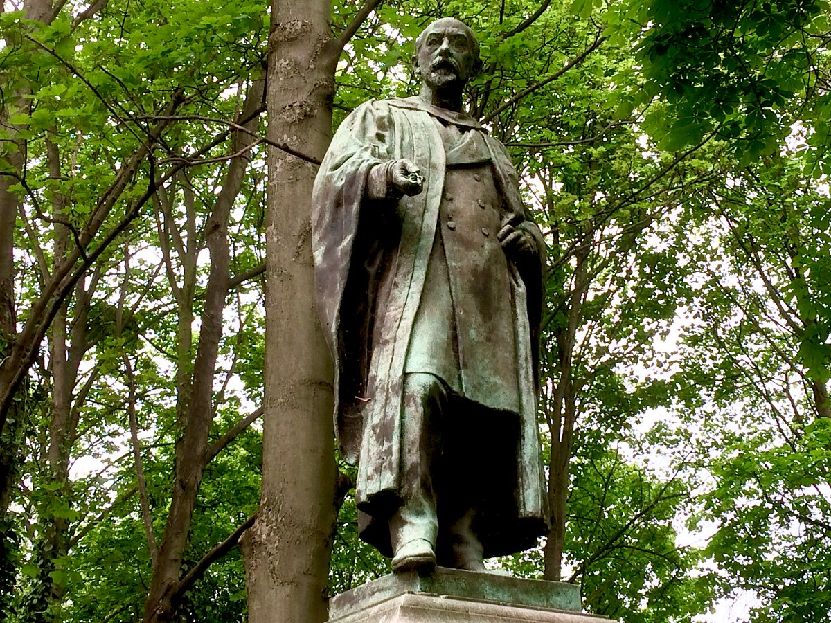 Sir Corbett Woodall, governor of the Gas Light and Coke Company 1906-1916, introduced bonuses for staff - if they could bring the prices DOWN!

Very different times ...

#EastEnd <a href="/NewhamLondon/">Newham London 💙</a>