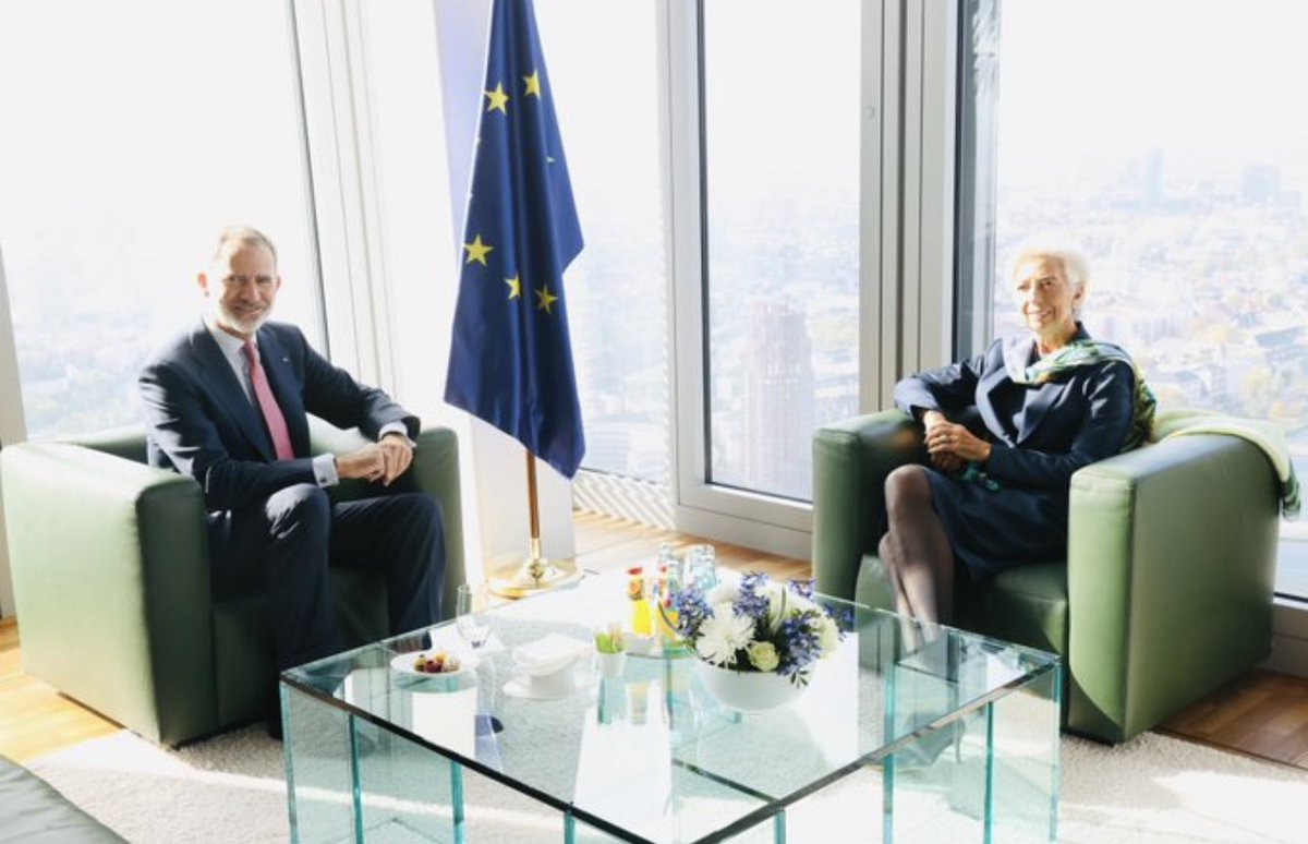 Buena iniciativa del Jefe del Estado visitando la sede del Banco Central Europeo.El BCE ha comprado silenciosamente en los últimos tiempos 200.000 millones de deuda pública española, prácticamente todo lo que ha vendido el Tesoro y conviene dar señales de estabilidad en Fráncfort