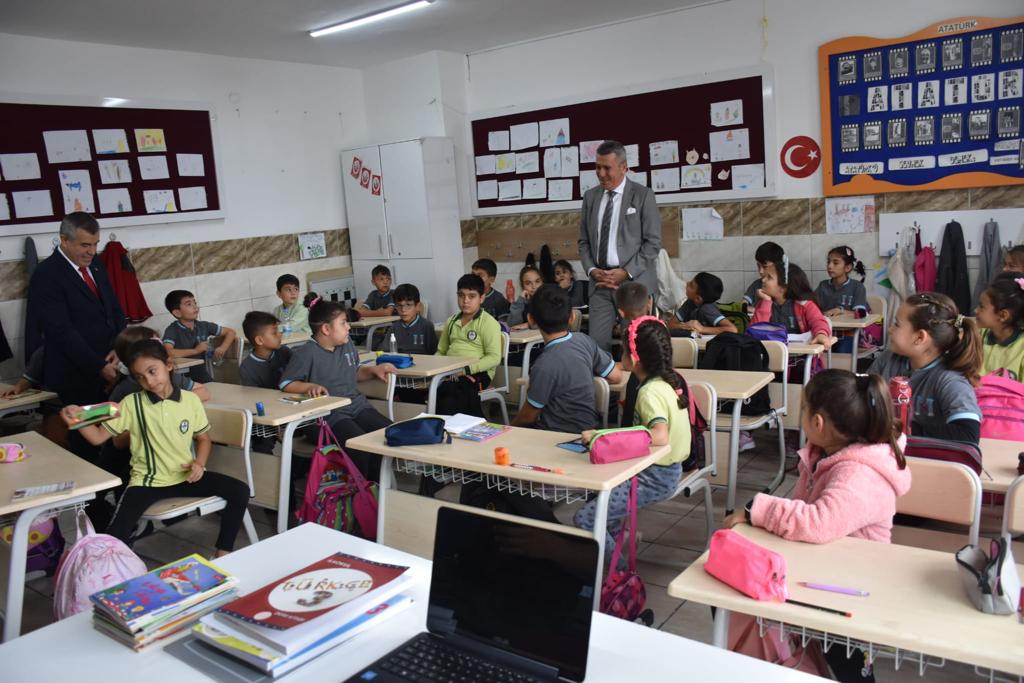 Vali Yardımcısı Yalçın Sezgin, AHENK Projemiz kapsamında Mimar Sinan İlkokulu'nda öğrenci ve öğretmenlerle bir araya geldi. #Antalya #AHENK #Kepez