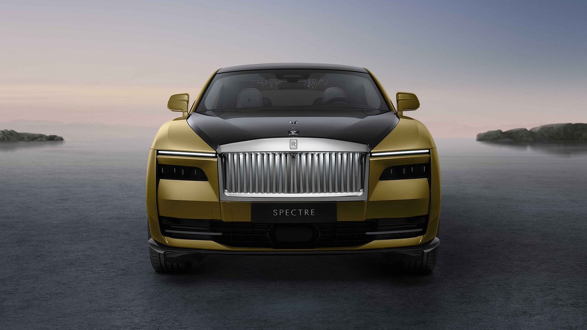 rollsroycead's tweet photo. إنّها بداية فصل جديد مفعم بالجرأة لعلامتنا وعملائنا الاستثنائيين وقطاع المنتجات الفاخرة. لهذا السبب، أعتقد أنّ #سبيكتر هي أروع سيارة أنتجتها #رولز_رويس على الإطلاق.
تورستن مولر-أوتفوش، الرئيس التنفيذي لشركة رولز-رويس موتور كارز
#رولز_رويس_سبيكتر https://t.co/Glr1VAAt6l