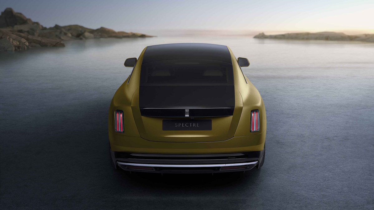 rollsroycead's tweet photo. إنّها بداية فصل جديد مفعم بالجرأة لعلامتنا وعملائنا الاستثنائيين وقطاع المنتجات الفاخرة. لهذا السبب، أعتقد أنّ #سبيكتر هي أروع سيارة أنتجتها #رولز_رويس على الإطلاق.
تورستن مولر-أوتفوش، الرئيس التنفيذي لشركة رولز-رويس موتور كارز
#رولز_رويس_سبيكتر https://t.co/Glr1VAAt6l